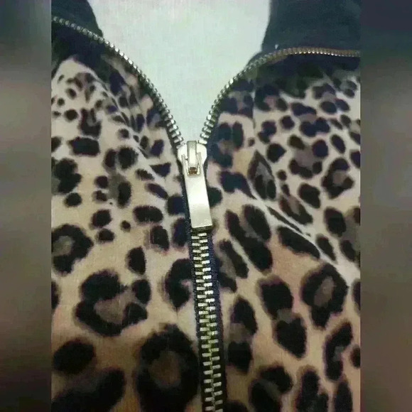 Jones studio leopard print velour zip up jacket. Size small - Picture 4 of 7